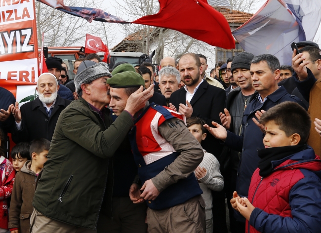 Mehmetçiğe destek için 200 traktörle konvoy yaptılar